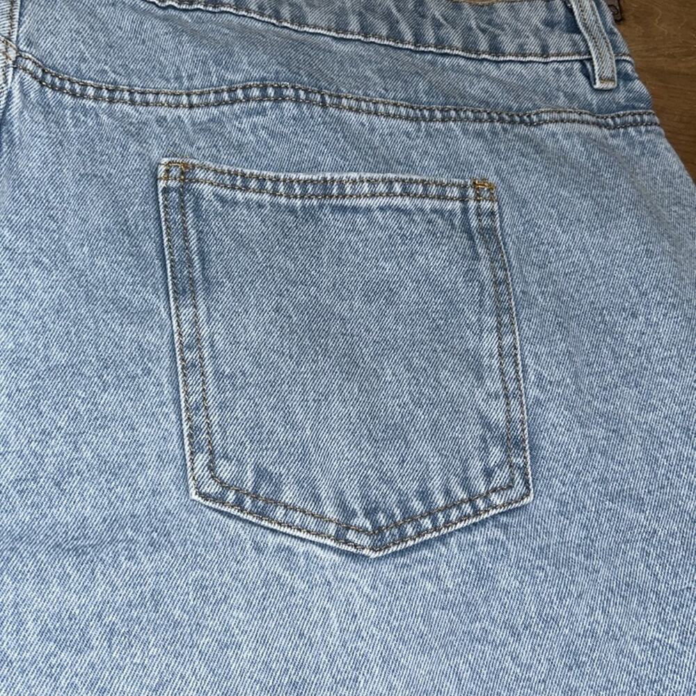 Woman’s PLUS LIGHT BLUE WASH HIGH WAISTED FRAYED DISTRESSED HEM JORTS
Size 24 - Picture 8 of 11